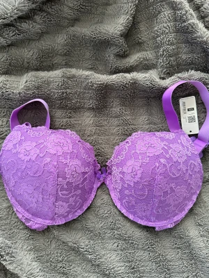 Bh storlek 70G - Bh i storlek 70G från Cubus. Ny och helt oanvänd med lappar kvar, köpt för 249:-  💜