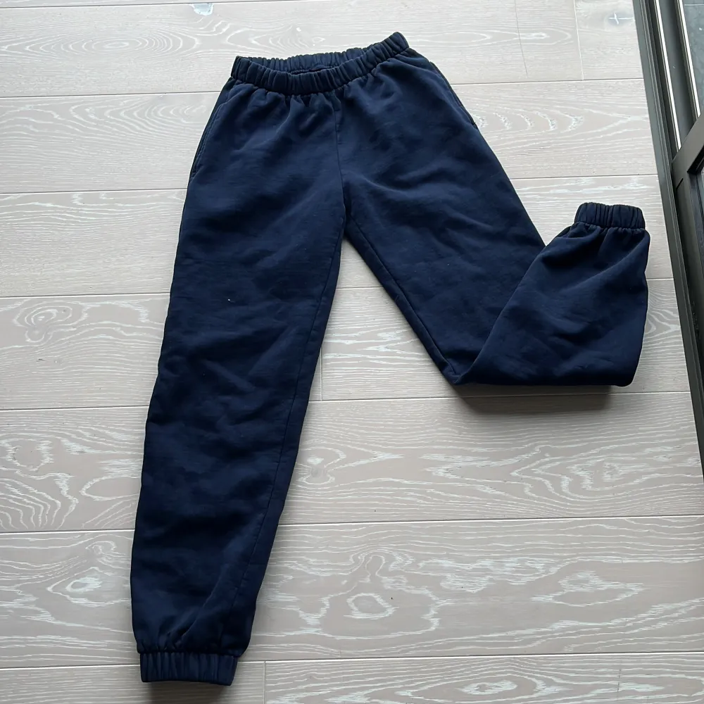 De är väldigt långa, stog såklart one size I butiken. Jag är 169cm, de kan passa folk från 165 - 173cm  #brandymelville. Jeans & Byxor.