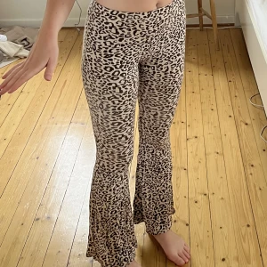 Leopardbyxor - Coola leopardbyxor från missguided i strl 36 tall. Passar bra på mig som är 173 cm. 