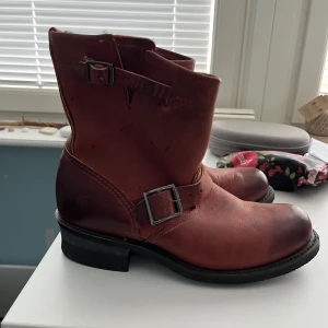 Frye boots - Säljer snygga burgundy röda boots från Frye. Det står US8.5 så det är storlek 39 men tyvärr är de för små för mig. Skriv för mer foton eller frågor❤️