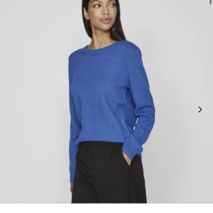 Blå stickad tröja! - Stickad tröja ifrån vila! Använd några gånger men fortfarande i bra skick. Nypris-329kr