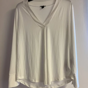 Vit blus - Vit blus med slits nere vid armarna,  aldrig kommit till användning då det inte var min stil, endast testad🦋