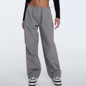 parachute byxor - grå parachute byxor använda ett fåtal ggr och utan defekter. står storlek M på lappen men skulle säga att den är mer lik S, speciellt om man gillar oversize looken. :)