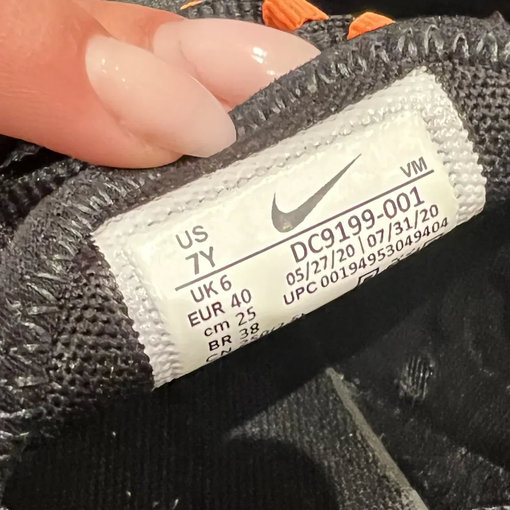 Nike air Max 270 i nyskick (använd ca 3 ggr)💗 säljer pga att jag aldrig fick användning för dom och för att det inte längre är min stil☺️nypris 1500kr. Skor.