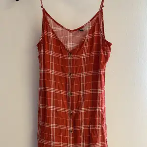 En röd somrig klänning från H&M som använts några gånger men som fortfarande är i ett fint skick. Bara att stryka den en gång så är den som ny🌸