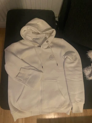 Moncler zip hoodie - En fin vit moncler hoodie i storlek M i väldigt bra skick 9/10.  Pris kan diskuteras vid snabb affär 