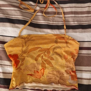 Topp  - Skit snygg topp som jag säljer eftersom den knappt har kommit till användning. 