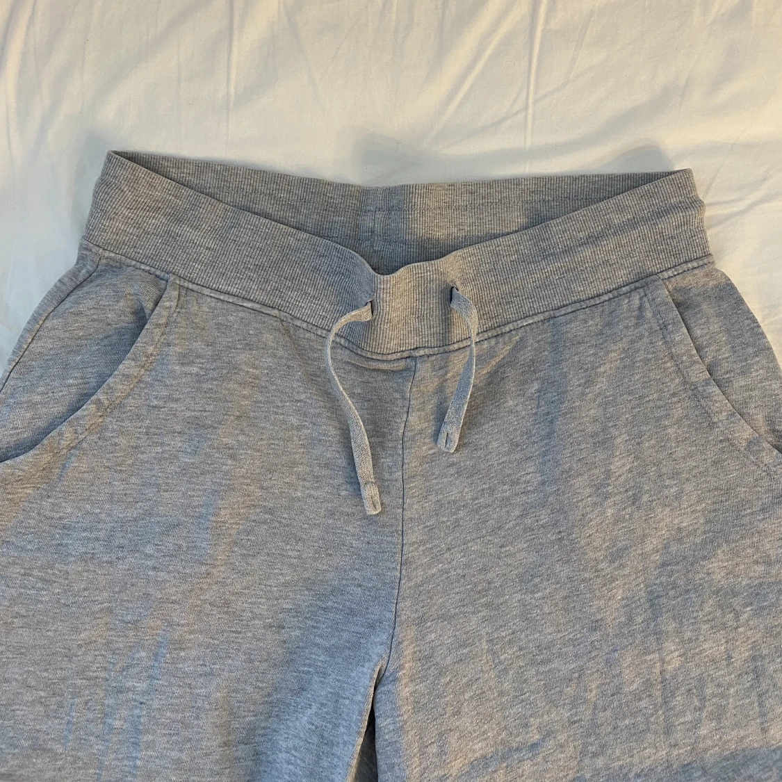Gråa mjukisbyxor 