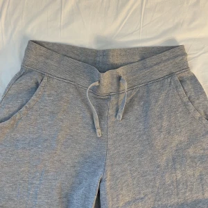Gråa mjukisbyxor  - Säljer dessa grå mjukisbyxor från Cubus som har blivit för små. Storlek M men tycker de är ganska korta i benen så skulle mer säga S. Fint skick. 100kr, kan hämtas i Karlstad eller skickas mot fraktkostnad 