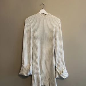 Ribb stickad klänning  - Denna klänning är perfekt för höst och vinter. Varm och gosig. Säljer för att den inte passar min kroppsform. 