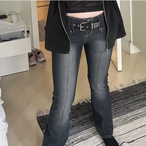 utsvängda gotiska jeans - säljer mina absoluta favvojeans som jag köpte på depop för ett tag sen <3 midjemåttet är 70 cm och innerbenslängden är 77 cm. frakt ingår i priset!
