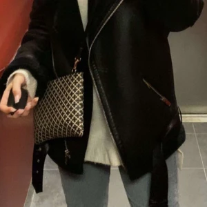 Zara jacka  - Säljer min zara jacka i storlek S men det är lite större i sig själv så funkar som en M skulle jag säga 