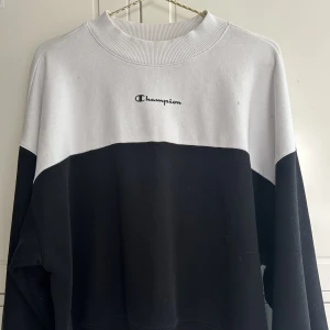 Champion tröja - Svart-vit sweatshirt från Champion.  I bra skick och superskön. Stl M men passar S-M. 💥😍