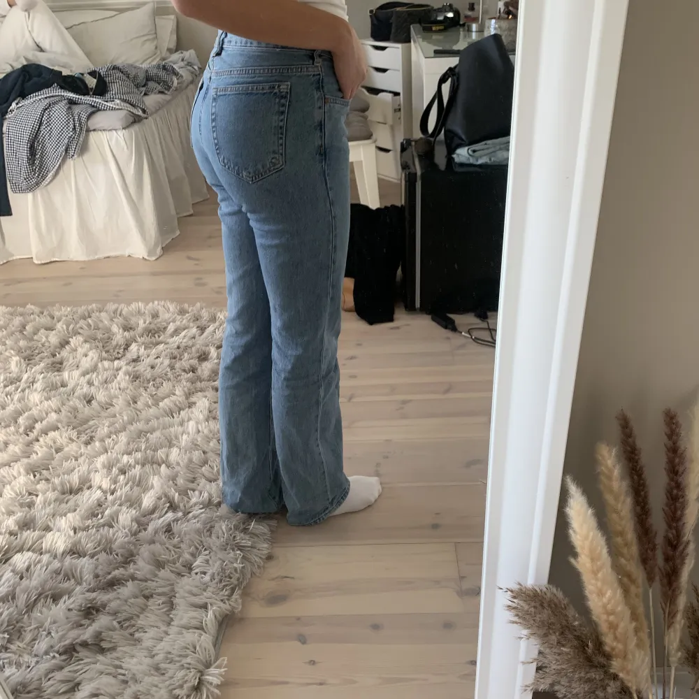 Säljer dessa snygga low straight 550 jeans från Bikbok. Använda men i fint skick!💓. Jeans & Byxor.