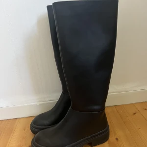 Läderstövlar  - Hejhej!!! Säljer mina supersnygga stövlar från Ida Carlsson x Na-KD som tyvärr aldrig kommer till användning❣️ !!endast använda 1 gång!!