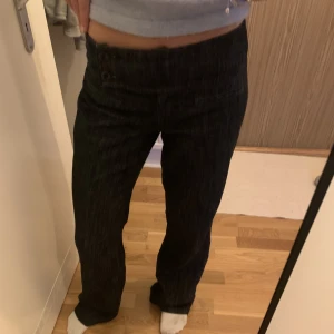Lågmidjade byxor - Lågmidjade kostymbyxor i jeans färg! Så coola. Köpta vintage i Amsterdam. Storlek 36