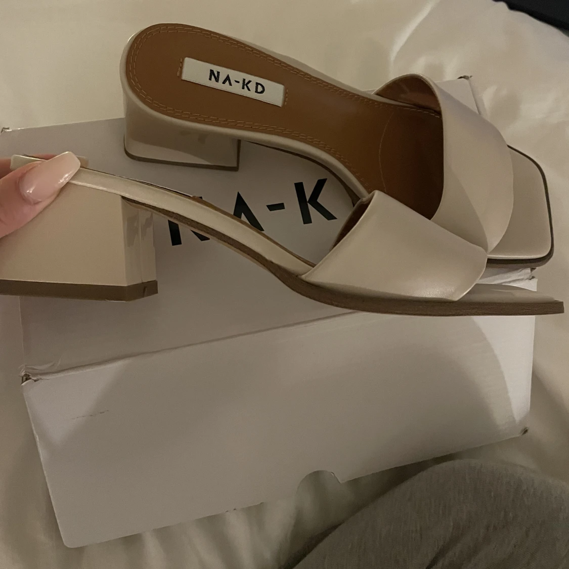 beiga oanvända klackar