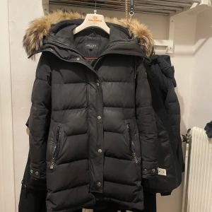 Hollies Subway - Säljer min vinterjacka från Hollies i modellen Subway, strl 32. Jag är en XS/S och 32 passar mig perfekt då jag upplever jackan som stor i strl. Pälsen som sitter på jackan nu följer tyvärr inte med, kommer isåfall till en extra kostnad. Pälsen på sista bilden är jackans originalpäls och det är den som följer med. Pälsen som sitter på har jag köpt separat! Den håller värmen bra och är lite längre i modellen, går under rumpan på mig som är 162cm! Skickar med spårbar frakt eller möts upp.