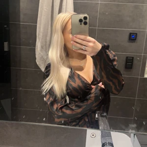 solis wrap blouse - säljer en slutsåld gina top för jag kände mig inte så bekväm i den, använd ca 1-3 gånger så den är som ny.💗(köpt för 429kr)