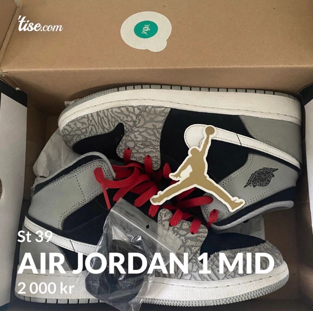 Air Jordan 1 mid storlek 39 orginalbox medföljer och svart skosnöre har bara använt de 1 gång köpt för 2100 SEK . Skor.