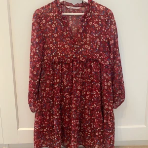 Klänning från Zara  - Klänning från Zara i storlek XS, nyskick ❤️