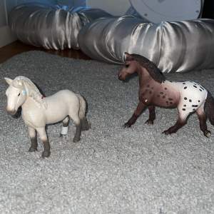 4 fina schleich hästar. Lite märken på de, mest på den ljusbruna på bild 2. 75kr/st annars 260kr för alla.