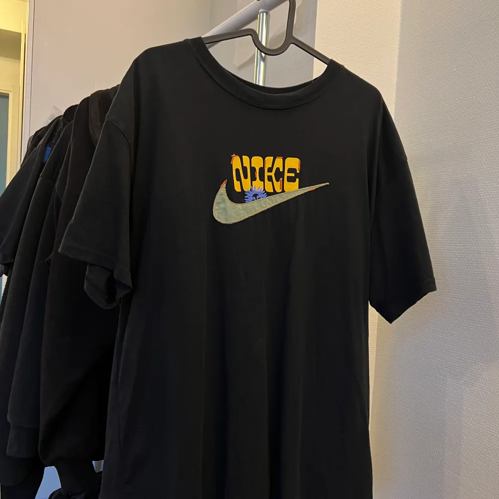 Nike t-shirt storlek M. Oversize i storleken. Använd några gånger men i bra skick. Säljer pga lite för stor mig. T-shirts.