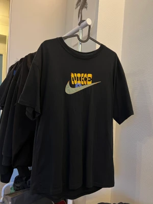 Nike t-shirt - Nike t-shirt storlek M. Oversize i storleken. Använd några gånger men i bra skick. Säljer pga lite för stor mig