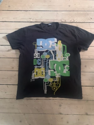 Det vintage dc tisha  - Hej säljer nu denna feta dc tishan. För den är tyvärr lite för stor för mig. Den är i bra skick skriv om ni undrar över något eller är intresserade 
