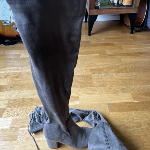 Overknee stövlar - Overknee stövlar rån NAKD i storlek 38, använda ca 3 gånger. Storlek 38.