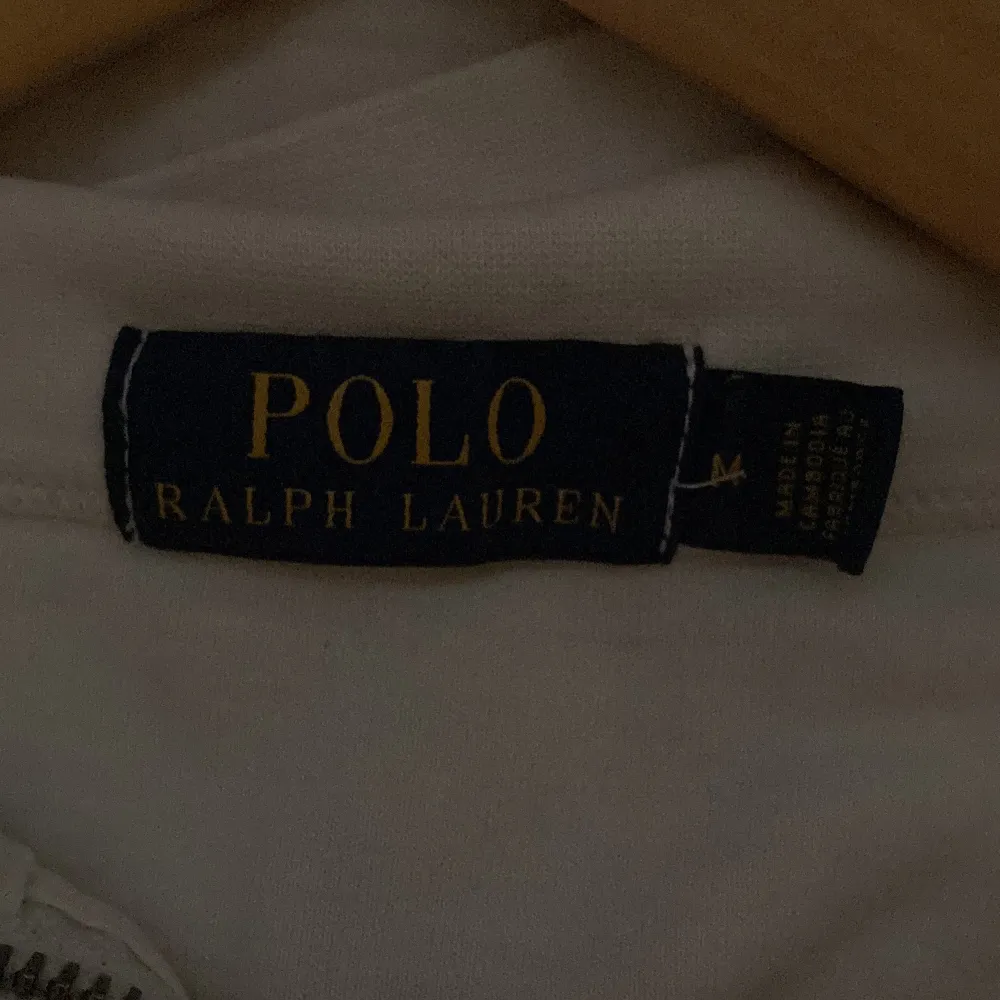 Jag säljer den här tröjan från Ralph Lauren då den inte kommer till så mycket användning längre. Den är i ett bra skick. 💕. Tröjor & Koftor.