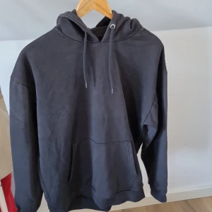 Svart hoddie - Svart hoddie lite overzised 