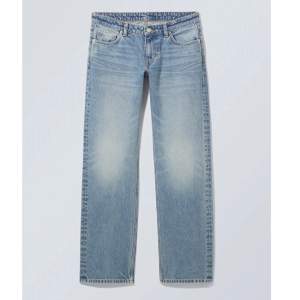 Arrow low straight jeans från weekday i storlek 26/32❤️‍🔥 säljer då det är för små, bra skick sällan använda!! Nypris 590kr