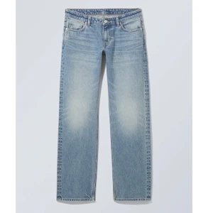 Low jeans - Arrow low straight jeans från weekday i storlek 26/32❤️‍🔥 säljer då det är för små, bra skick sällan använda!! Nypris 590kr