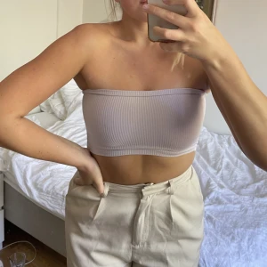 Ljuslila bandeau topp - Säljer denna snygga toppen🤍 Supersnygg i sommar! Köpt från Pull & Bear. Knappt använd så jätteskick🤍 Passar nog XS-Medium då den är tajt🤍