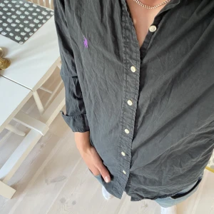 Ralph lauren skjorta - Tjena! Säljer min Ralph lauren skjorta! Den passar riktigt bra nu till sommaren med linnebyxor eller jeans! Den är i skicket 9/10 och passar S/M. Vid fler funderingar eller bilder är det bara att skriva!
