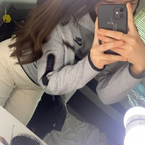Nike tech fleece - Intressekoll på min Nike tech fleece, jätte fint sik, inga hål eller fläckar, storlek 158.. sitter bra på mig som har xs/s.. kommer inte till användning längre. 