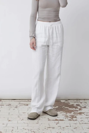 Linne byxor ”högmidjade” - Helt nya vita linnebyxor från skagenclothing , dom är små i storleken 