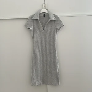 Klänning  - Säljer min gråa klänning, jätte fin, bara används några gånger. Köpt på H&M. Säljer för 100kr. Pris kan diskuteras.