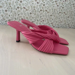 Klackar - Jättefina klackar ifrån zara som tyvärr aldrig kommer till andvändning. Klackar är ungefär 5 cm, dem är både lätta och sköna att gå i🌸