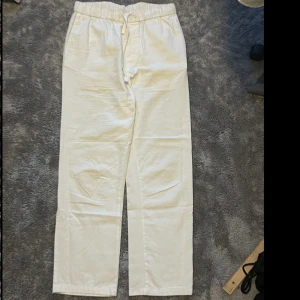 Vita Linnebyxor  - Vita linnebyxor från Zara som är använda ett fåtal gånger och finns knappt tecken på användning.  Jag är 183cm lång och dem passar mig perfekt. Linnebyxor har en rak passform. 