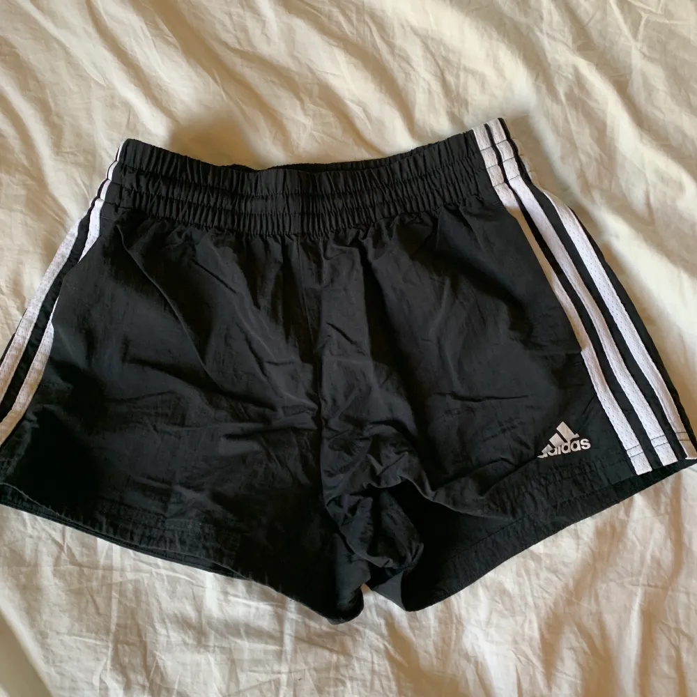 Adidas shorts som är köpta förra sommaren. De är storlek xs men de är justerbara i midjan. Kontakta gärna om du har frågor, pris kan diskuteras och tryck gärna på köp nu!. Shorts.