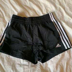 Adidas shorts som är köpta förra sommaren. De är storlek xs men de är justerbara i midjan. Kontakta gärna om du har frågor, pris kan diskuteras och tryck gärna på köp nu!