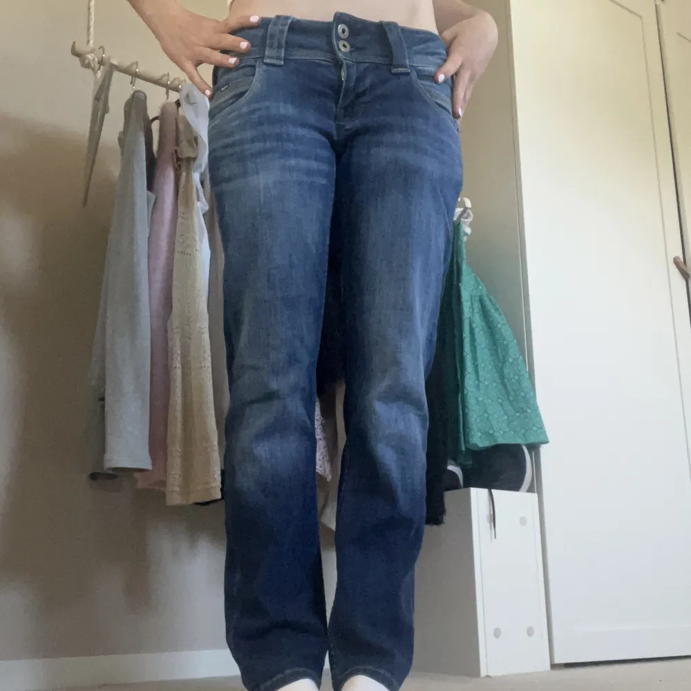 Intressekoll på min älskade Pepe jeans, det är i Venus modellen! Super bra skick! Sparsamt använda! Köparen står för frakt! Kom privat för fler bilder eller frågor💗😋⭐️. Jeans & Byxor.