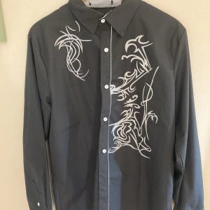 Tribalskjorta - Köpt på cumstore i Stockholm, hemmasydd skjorta av god kvalite 
