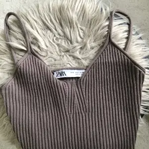 Grått/brunt ribbat linne från Zara i storlek S, men det är väldigt litet så skulle säga att det är en XXS. 💕
