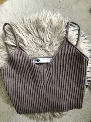 Linne från Zara - Grått/brunt ribbat linne från Zara i storlek S, men det är väldigt litet så skulle säga att det är en XXS. 💕
