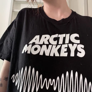 Arctic Monkeys Merch - arctic monkeys band t-shirt, trevlig oversized fit på mig som oftast har S! :)