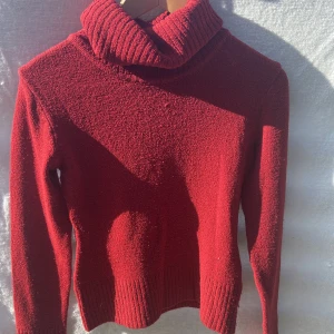 Röd tröja - Nyskick, storlek M, från h&m. Fråga om du vill se plagget på mig