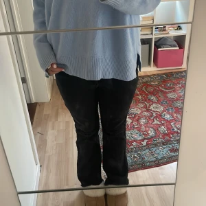 Jeans  - Skitsnygga utsvängda svarta jeans i storlek 40 men passar mig som vanligtvis har 34- eller 25-26 i midjan❤️